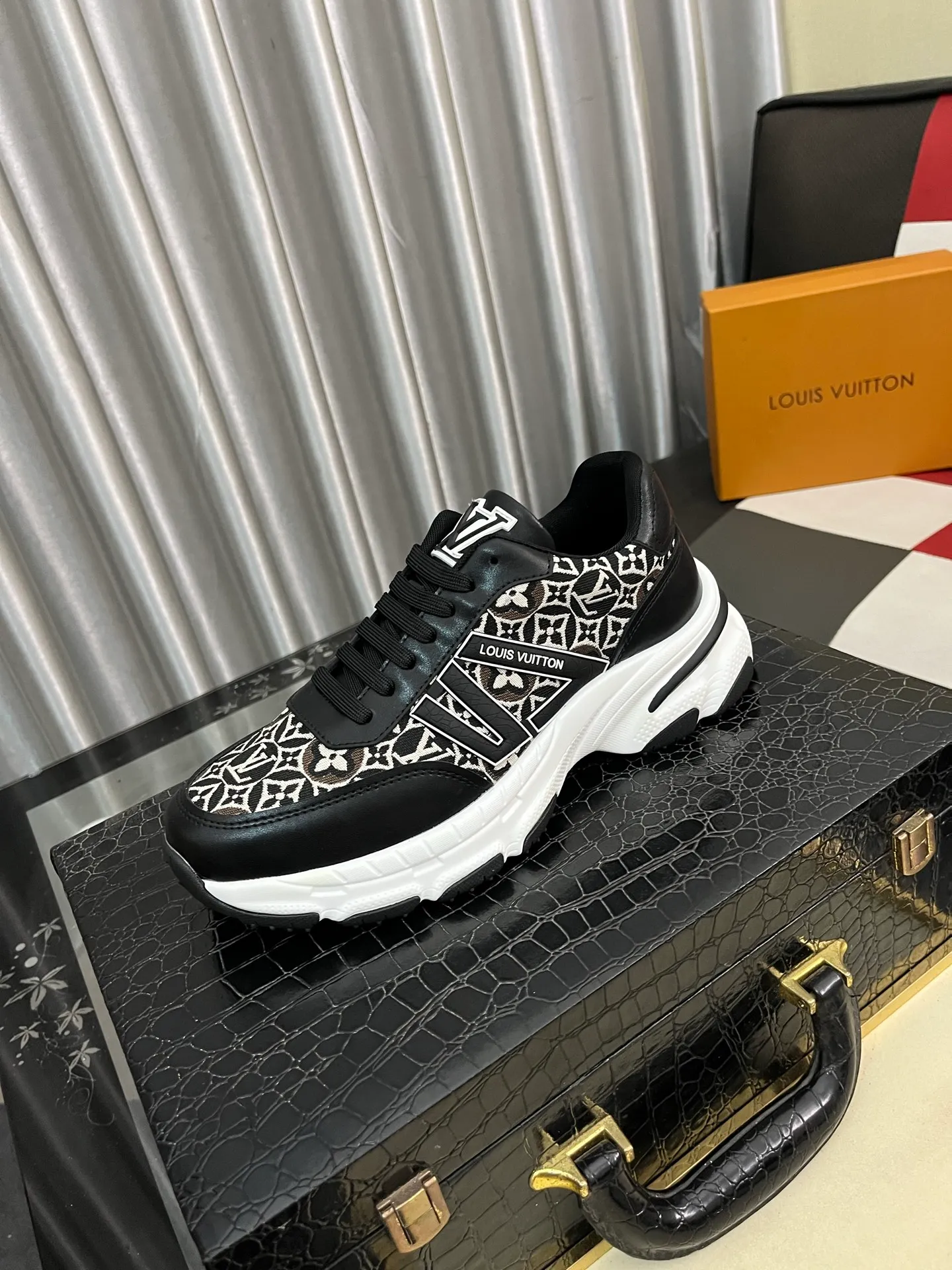 Men's shoes 💰458⌚️⌚️LV Louis Vuitton. The latest trendy casual shoes are popular in physical stores in sizes 38-44. New spring and summer comfortable imported custom original cowhide, unique jacquard fabric element design. With sheepskin lining, Lv original bottom, [sun][sun] high-end packaging and high quality💪Details determine the quality, you can enter and leave the counter at will, welcome to compare🇮🇹3️⃣colors available
